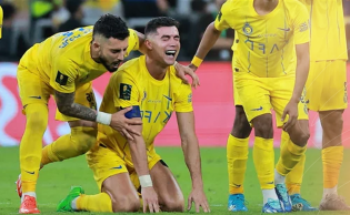 بكاء كريستيانو رونالدو بعد إنهاء الموسم بدون لقب بعد فوز الهلال على النصر في نهائي كأس السعودية