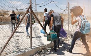 عمال فلسطينيون يعبرون السياج الأمني الإسرائيلي