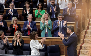 رئيس الوزراء الإسباني بيدرو سانشيز يحظى بالتصفيق في مجلس النواب في مدريد بعد إعلانه أن إسبانيا ستعترف بدولة فلسطينية مستقلة.