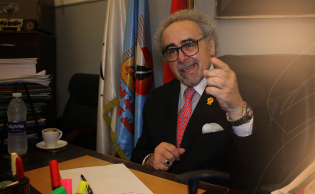 المفكر المصري والشاعر علاء عبدالهادي، نقيب كُتّاب مصر والأمين العام لاتحاد الكُتّاب والأدباء العرب