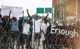 جانب من الاحتجاجات في نيجيريا ضد الإستعمار الفرنسي