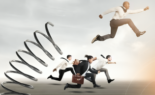 صورة تعبيرية (ميزة التحرك الأول مقابل التحرك المتأخر)