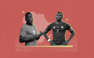 نجم المنتخب الكاميروني صامويل إيتو (على اليمين) ونجم المنتخب الإيفواري ديدييه دروجبا (على اليسار)