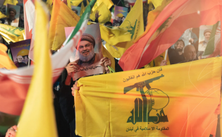 حزب الله ومؤيدي محور المقاومة الإيراني يتظاهرون دعمًا لحزب الله بعد اغتيال حسن نصر الله، في طهران، 1 أكتوبر 2024