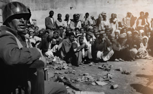 القوات الإسرائيلية تحتجز أسرى فلسطينيين أثناء العدوان الثلاثي عام 1956